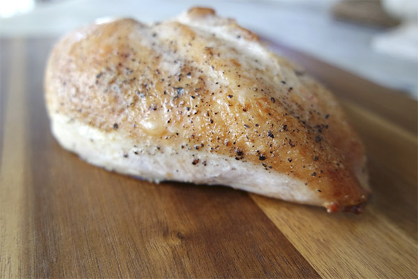 どちらの鶏胸肉がより健康的か