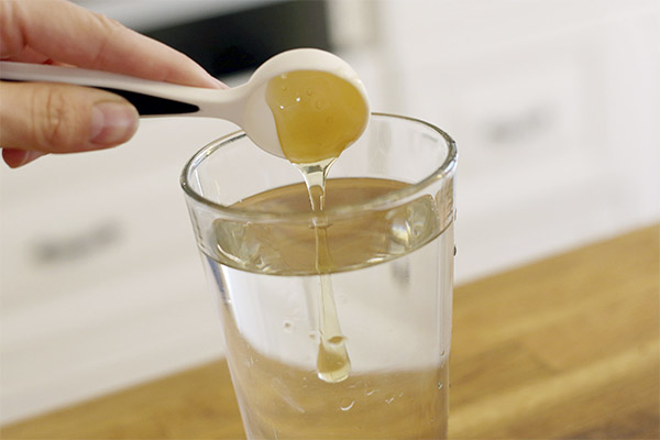 空腹時にハチミツ入りの水を飲む
