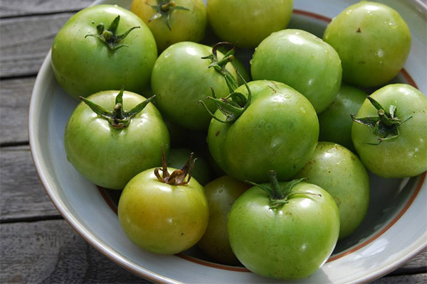 青いトマトは食べられる？