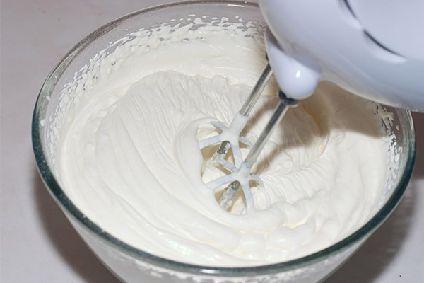 生クリームの泡立て方