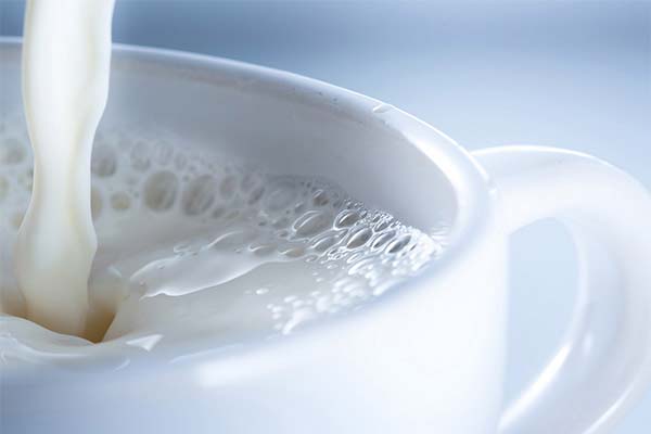 授乳中の牛乳の危険性とは