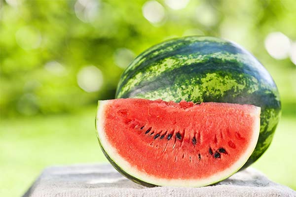 母乳育児中のスイカの食べ方