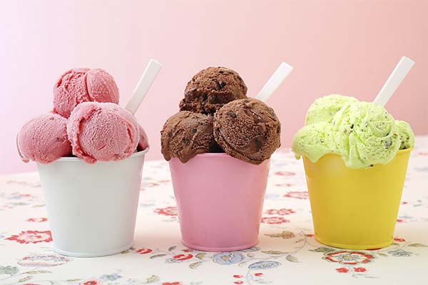 授乳中のアイスクリームの危険性とは
