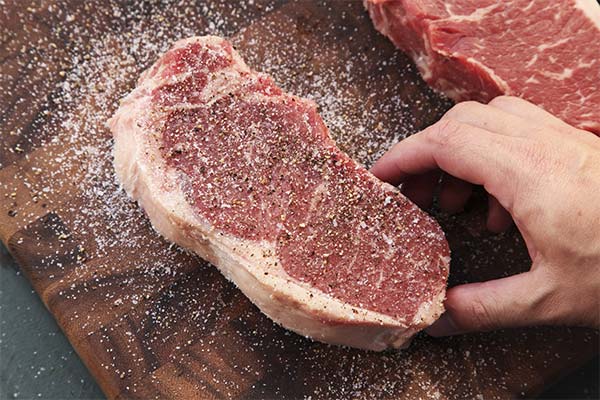 ステーキに塩をかけすぎたときの対処法