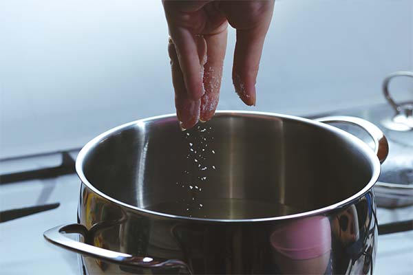 パスタを茹でるときに塩を振るタイミング