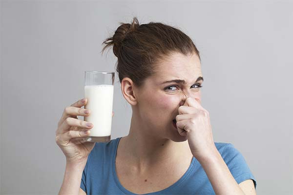 牛乳の腐敗の兆候