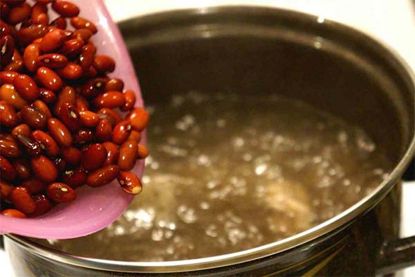 豆を茹でる