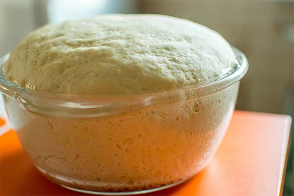 生地を膨らませるもの