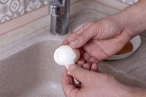 ポーチドエッグを剥きやすく調理する方法