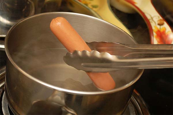 ソーセージは沸騰したお湯で何分煮るの？