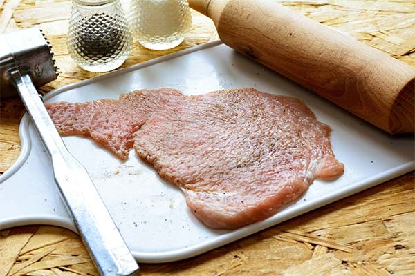 なぜ調理前に肉を叩く必要があるのか