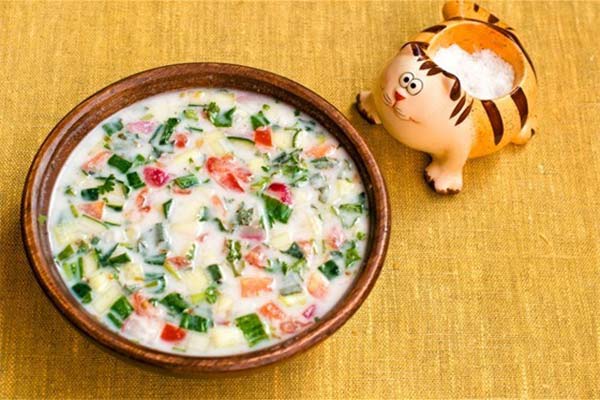 サワーミルクを使った冷たいクリームスープ